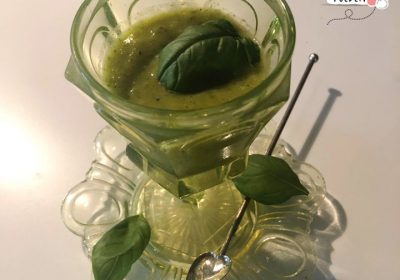 Verwarm olijfolie (liefst extra vierge) in een soeppan en fruit hierin knoflook …