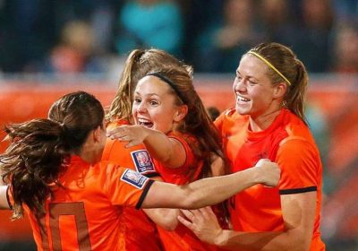 Succes Oranje Leeuwinnen! Laten we met z’n allen tegen de zenuwen een extra port…